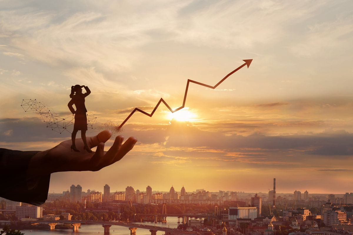 Investor looking toward rising growth chart